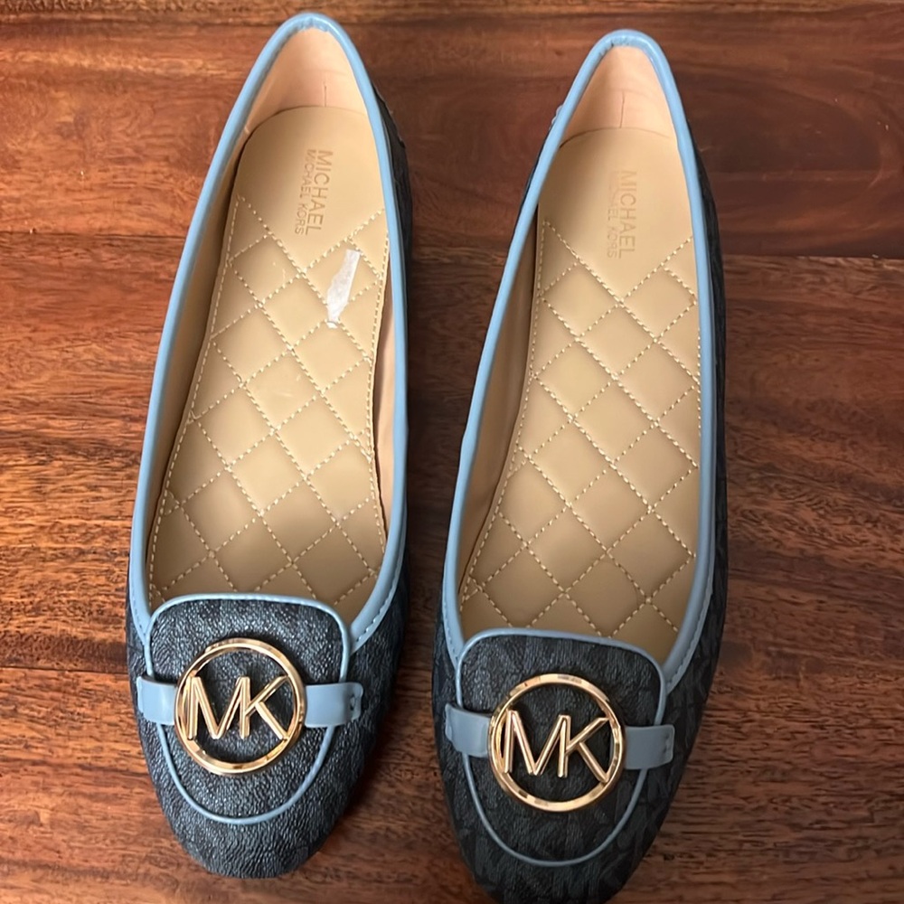NWT Michael Kors flats in 2 tone blue & gold buckle shoe. Elegant unique  size 9